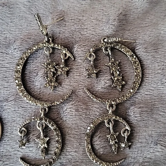 🤎 Sparkly Crescent Moon Earrings 🌙 - Picture 7 of 8
